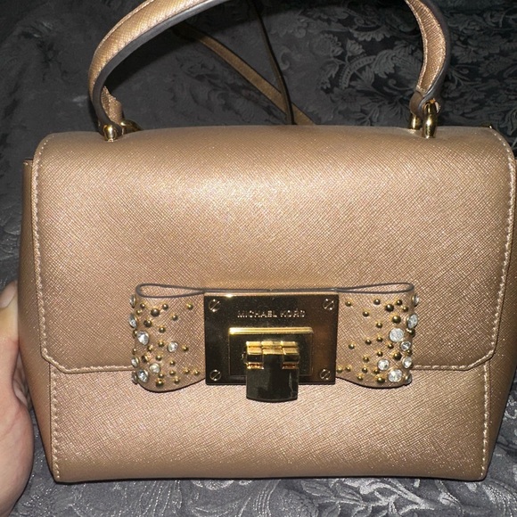 Michael kors cross body mini bag. Nude color with decorative bow. - Picture 3 of 5